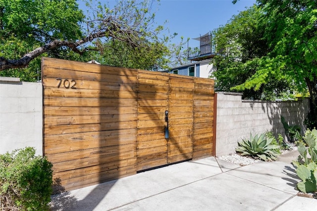 gate featuring fence