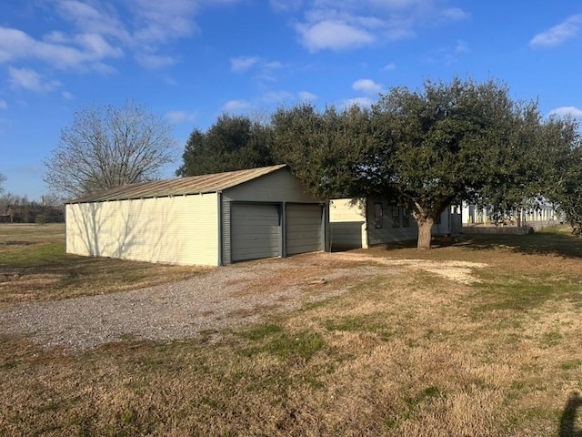 view of outdoor structure with an outbuilding