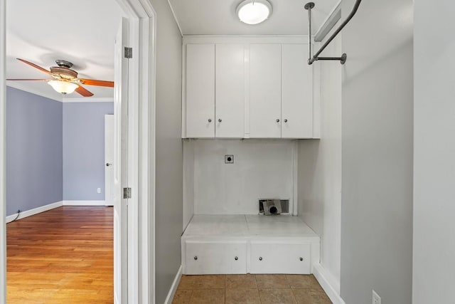 mudroom featuring a ceiling fan, baseboards, and ornamental molding