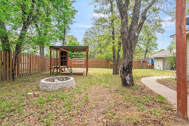view of yard featuring a fire pit and a fenced backyard