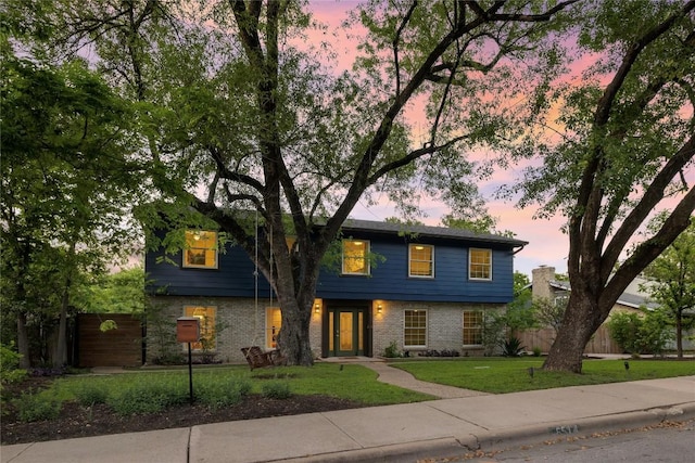 view of front of house featuring fence and a front lawn