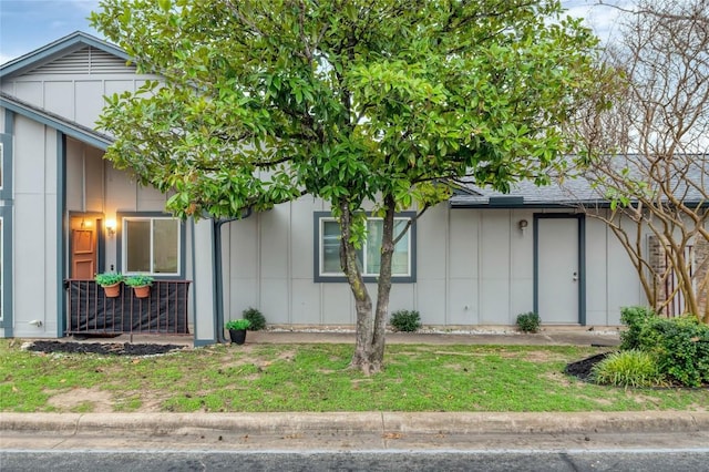 9458 Singing Quail Dr, Austin, TX 78758 - view of front of property featuring board and batten siding and a front yard
