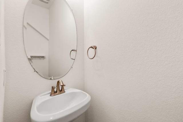 bathroom featuring a sink