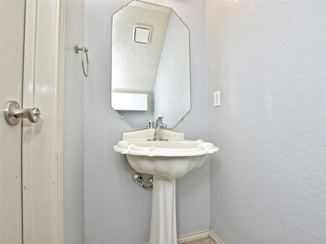 8411 Glen Canyon Dr, Round Rock, TX 78681 - bathroom featuring a textured wall