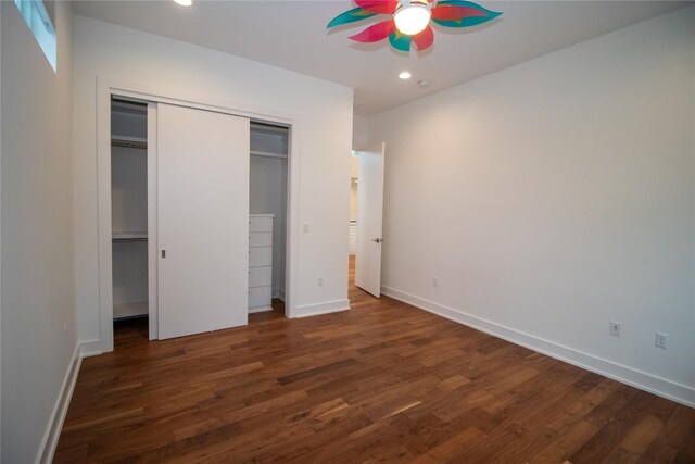 unfurnished bedroom featuring a ceiling fan, wood finished floors, a closet, baseboards, and recessed lighting