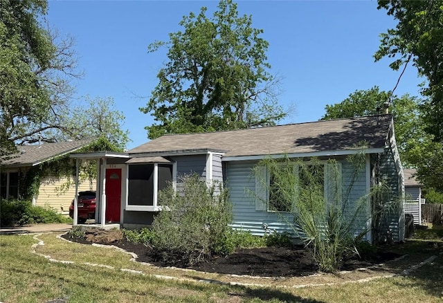 single story home featuring a front yard