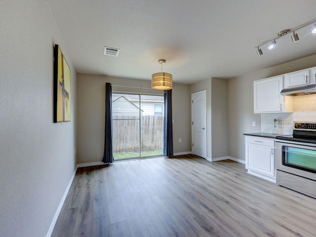 6709 Doyal Dr, Austin, TX 78747 - kitchen featuring electric stove, baseboards, light wood-style flooring, and white cabinetry