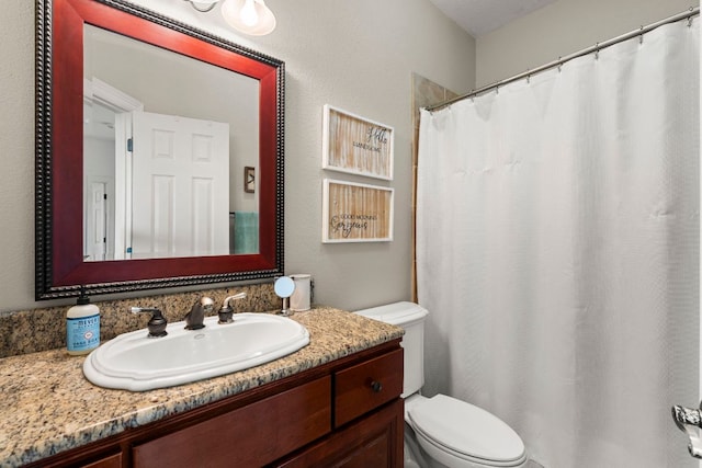 45 Saddle Rock Rdg, Wimberley, TX 78676 - bathroom featuring toilet, a shower with curtain, and vanity
