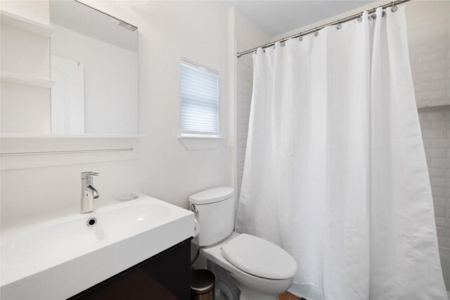 full bath featuring a shower with shower curtain, visible vents, toilet, and vanity