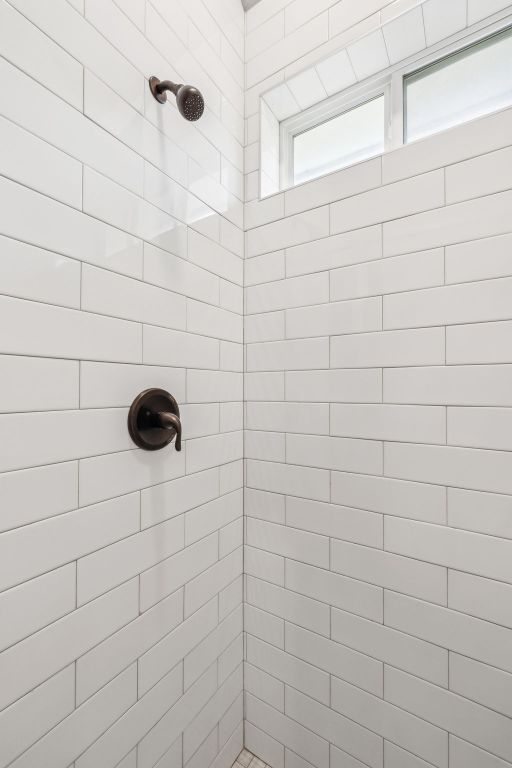 206 N Winston Dr, Fredericksburg, TX 78624 - bathroom featuring tiled shower