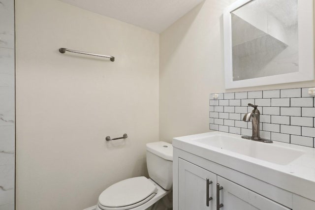 21009 Fawn Ridge Dr, Lago Vista, TX 78645 - bathroom with toilet, vanity, and tasteful backsplash