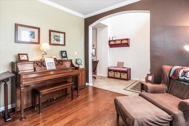 719 Walsh Hill Trl, Cedar Park, TX 78613 - living area featuring arched walkways, crown molding, wood finished floors, and baseboards