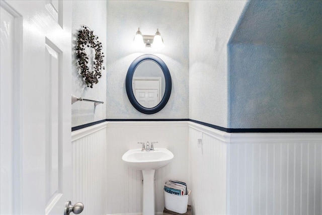 719 Walsh Hill Trl, Cedar Park, TX 78613 - bathroom featuring a decorative wall and wainscoting