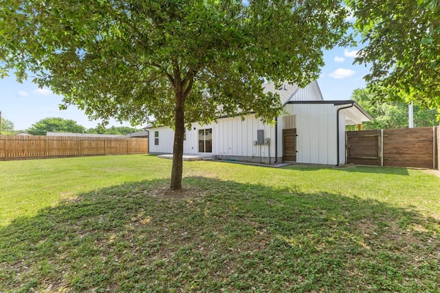 view of yard featuring a fenced backyard