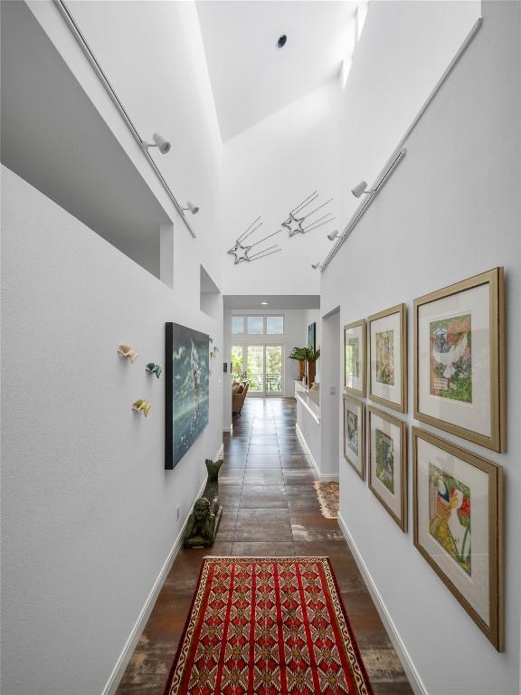 7115 Las Ventanas Dr, Austin, TX 78731 - corridor featuring a towering ceiling and baseboards