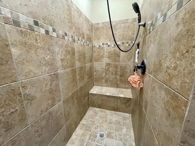 full bath with tiled shower