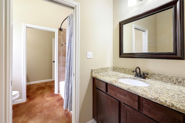 full bath with toilet, baseboards, finished concrete flooring, a shower with shower curtain, and vanity