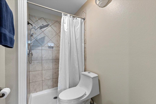 550 League Line Rd, Smithville, TX 78957 - full bath featuring a shower stall, toilet, and a textured wall