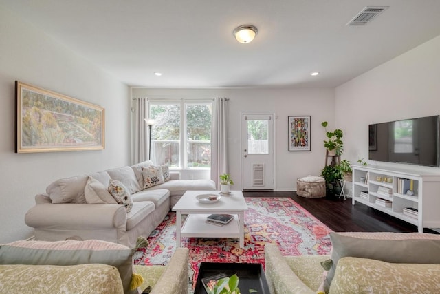 living room featuring wood finished floors, recessed lighting, and baseboards