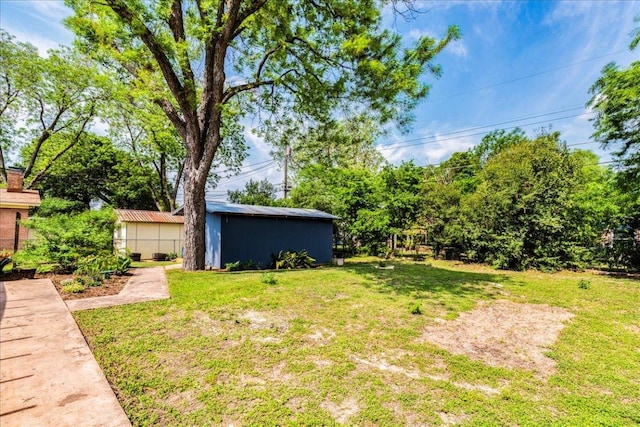 view of yard featuring an outbuilding