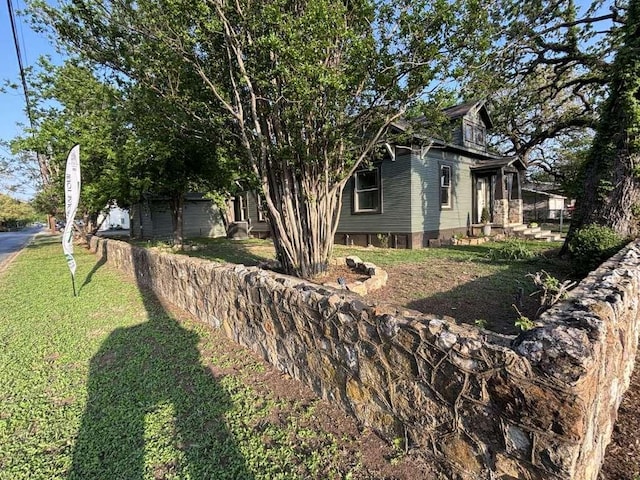 view of side of property featuring a lawn