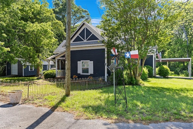 view of front facade featuring a front lawn and fence