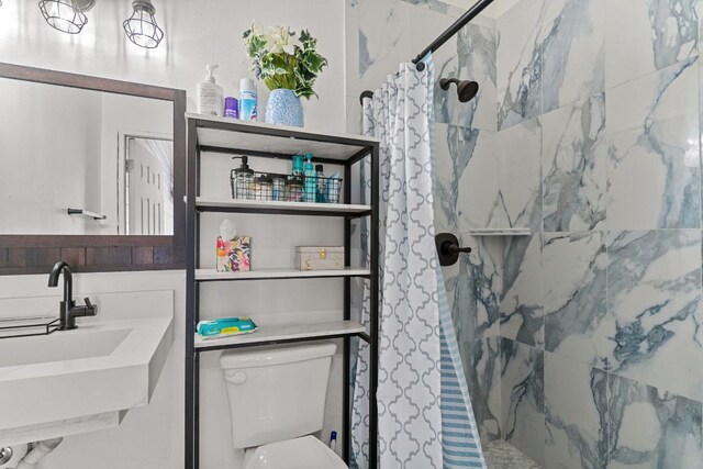 129 Valley Spur, Smithville, TX 78957 - bathroom featuring toilet, a sink, and tiled shower
