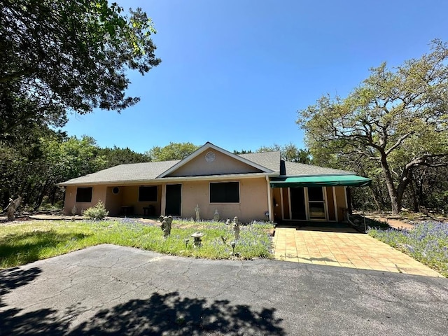 view of front of property featuring stucco siding