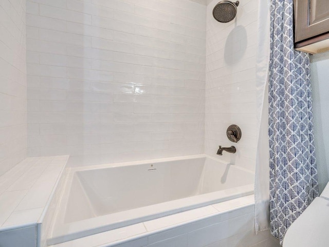 1202 S Flores St Unit 102, San Antonio, TX 78204 - full bath featuring shower / tub combo with curtain
