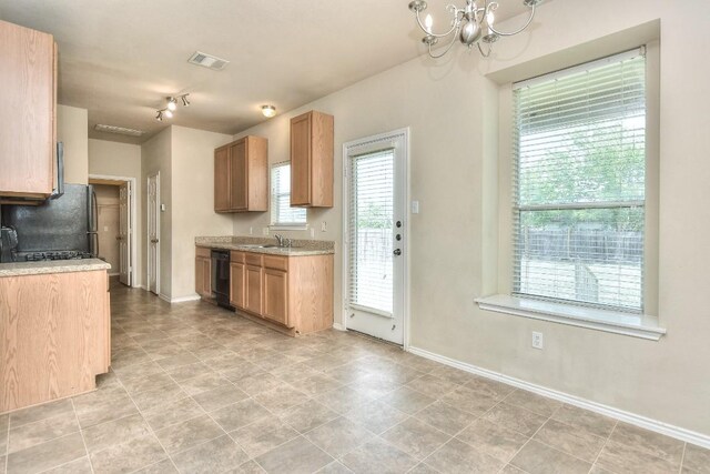 kitchen with a sink, visible vents, an inviting chandelier, light countertops, and black appliances
