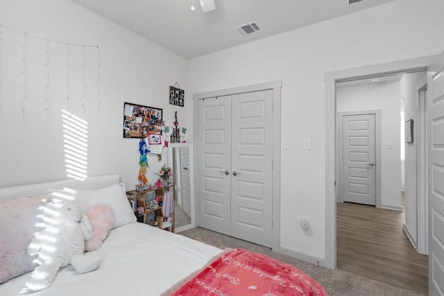 bedroom featuring a ceiling fan, a closet, carpet, baseboards, and visible vents
