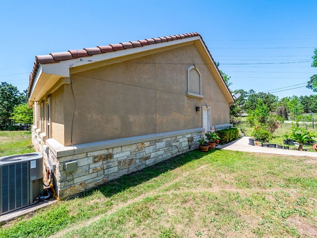 316 County Rd, Bastrop, TX 78602 - view of side of property with a lawn and stucco siding