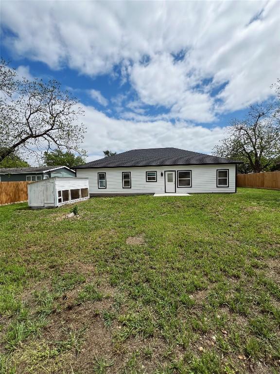 614 S Middle St, Flatonia, TX 78941 - view of rear view of house