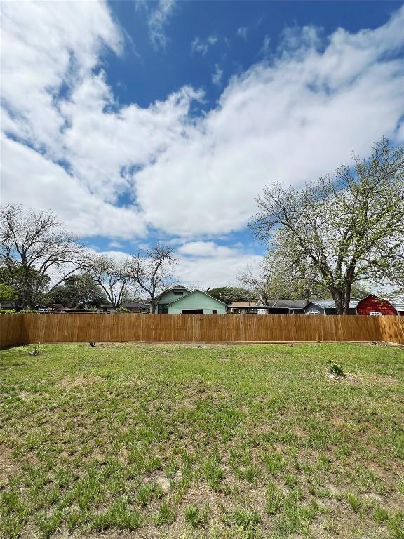614 S Middle St, Flatonia, TX 78941 - view of yard