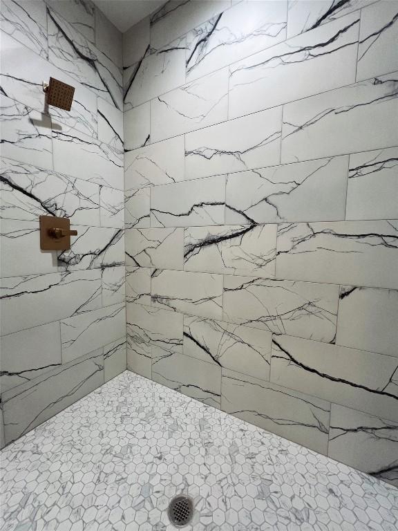 614 S Middle St, Flatonia, TX 78941 - bathroom with a tile shower