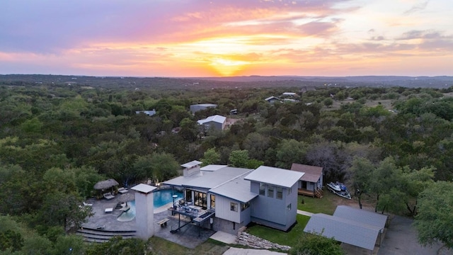 birds eye view of property featuring a forest view
