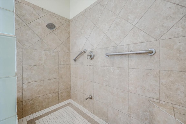 5004 Arrowhead Dr, Lago Vista, TX 78645 - bathroom featuring a tile shower