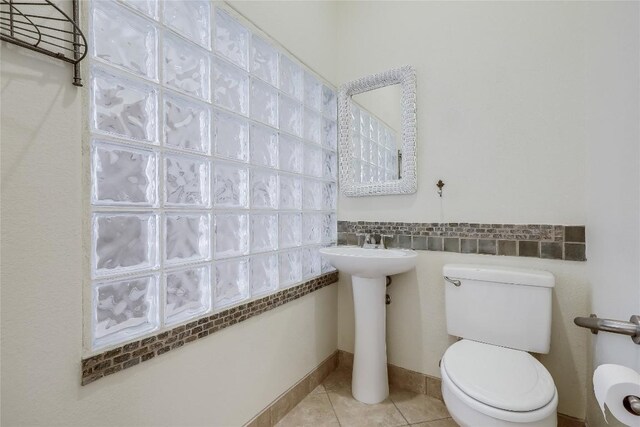 5004 Arrowhead Dr, Lago Vista, TX 78645 - bathroom with toilet, tile patterned floors, and tile walls