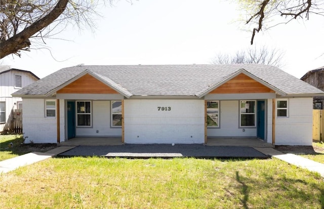 single story home with roof with shingles, a front lawn, covered porch, and fence