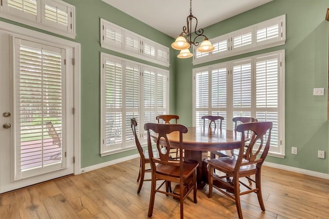 3820 Lagoona Dr, Round Rock, TX 78681 - dining room featuring light wood-style flooring, baseboards, and a chandelier