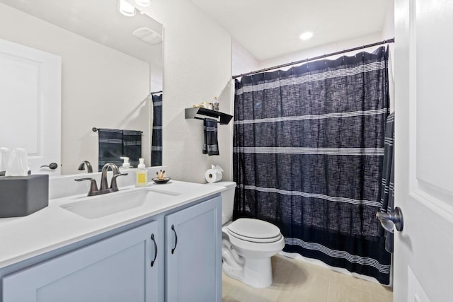bathroom featuring visible vents, vanity, a shower with shower curtain, and toilet