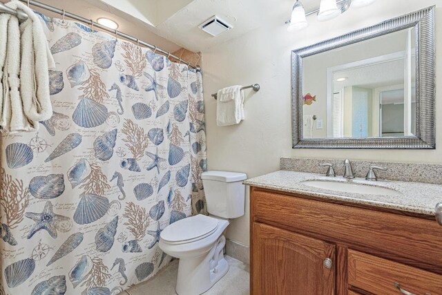 full bath featuring toilet, vanity, curtained shower, and visible vents