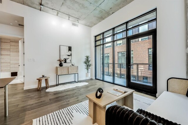 1501 E 4th St Unit 206, Austin, TX 78702 - building lobby with a high ceiling