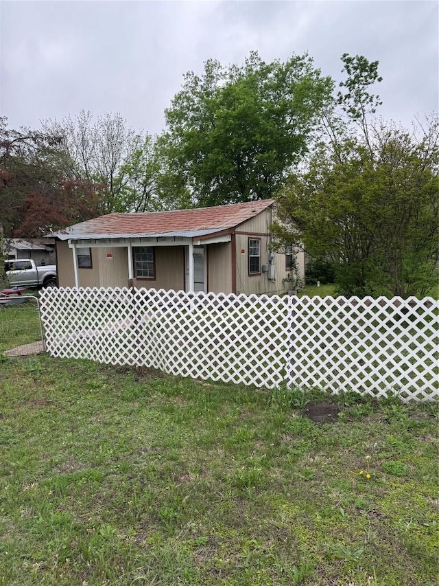 exterior space featuring a front yard