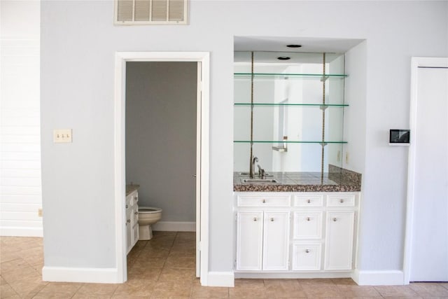 2201 Lakeway Blvd Unit 2, Lakeway, TX 78734 - indoor wet bar with baseboards and light tile patterned floors