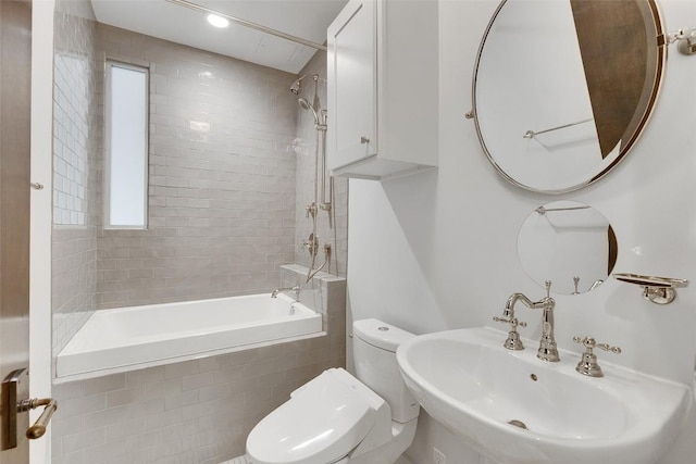 800 W 5th St Unit 1008, Austin, TX 78703 - bathroom featuring tiled shower / bath combo and healthy amount of natural light