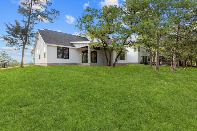 208 Ulupau Cir, Bastrop, TX 78602 - back of property featuring a lawn and roof with shingles