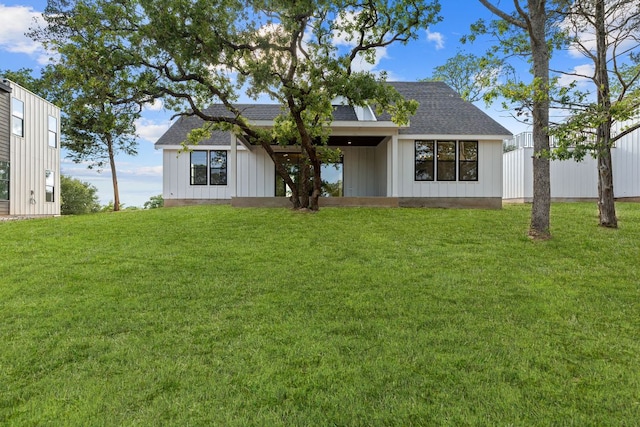 208 Ulupau Cir, Bastrop, TX 78602 - modern inspired farmhouse featuring a front yard, a shingled roof, and board and batten siding
