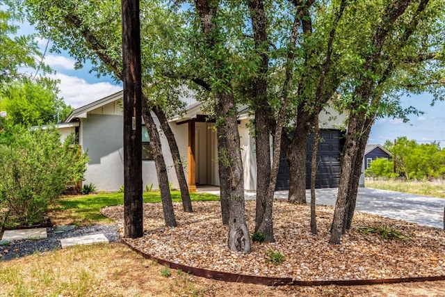 638 Oak Ln, Cottonwood Shores, TX 78657 - mid-century home featuring stucco siding, concrete driveway, and a garage