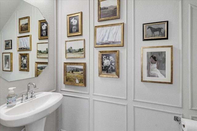 bathroom featuring a sink